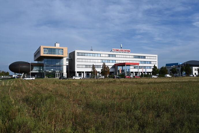 TZN gesamtes Gebäude Fernaufnahme