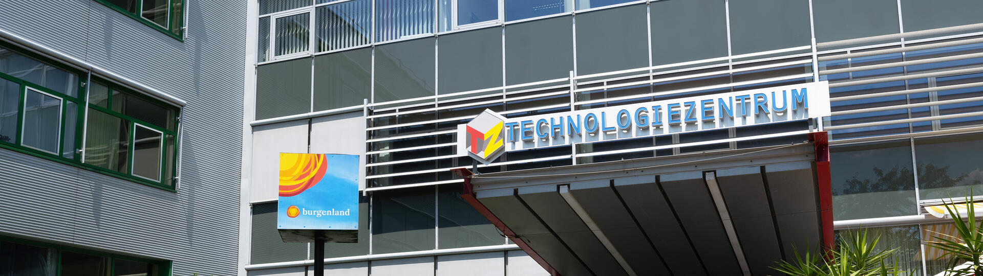 TZE Gebäudeaufnahme Haupteingang