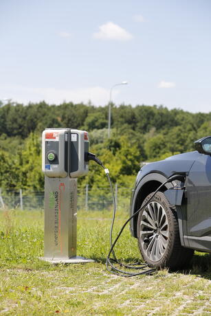 E-Auto ladet bei E-Ladesäule