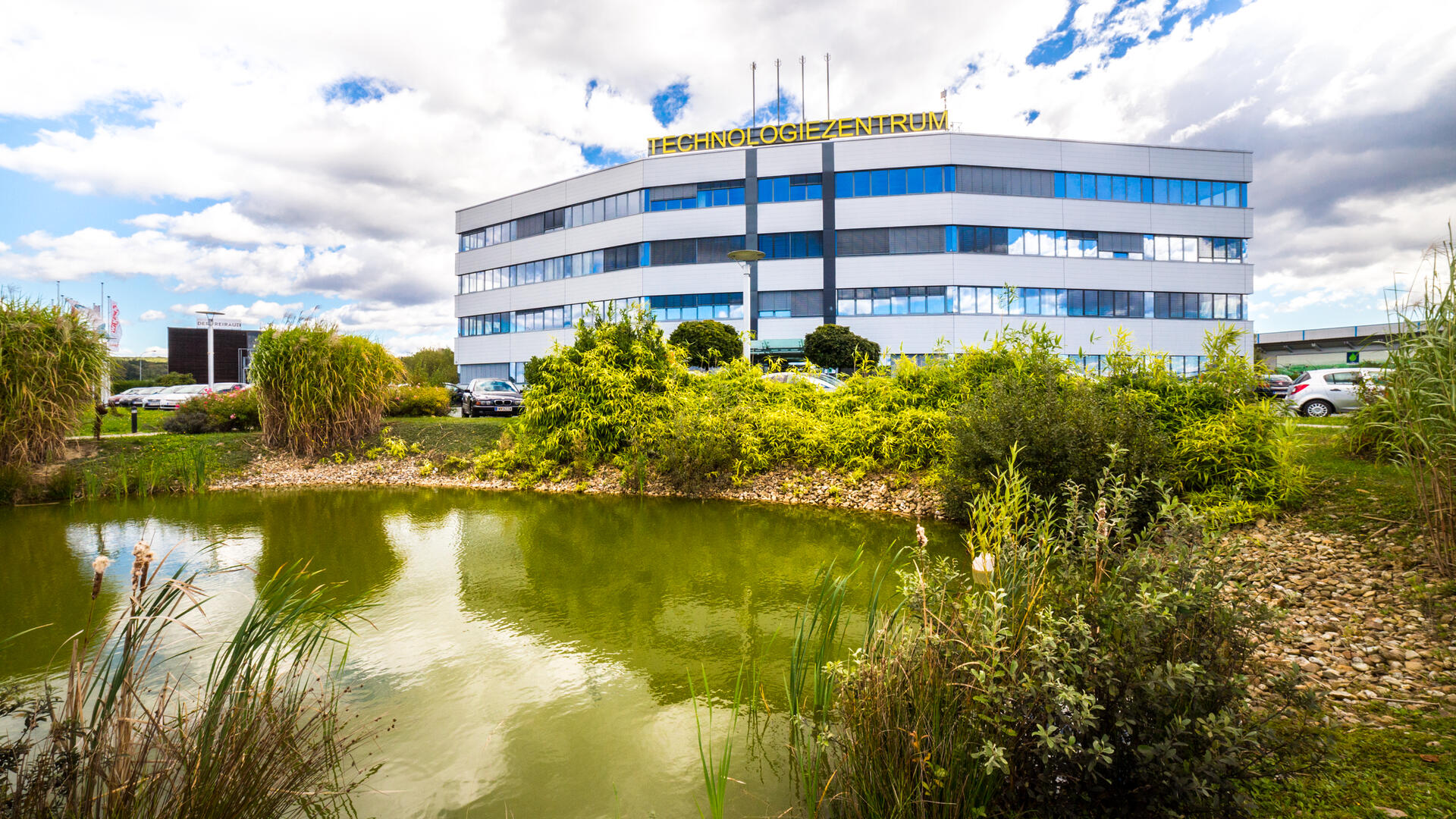 Außenansicht mit Teich vom Technologiezentrum Güssing