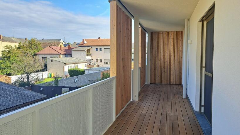 LFS Wohnung Top 16 Balkon mit Aussicht auf Häuser