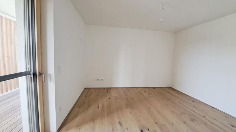 LFS Wohnung Top 16 Zimmer mit Balkontür