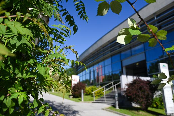 TZP Gebäude Aufnahme mit Bepflanzung