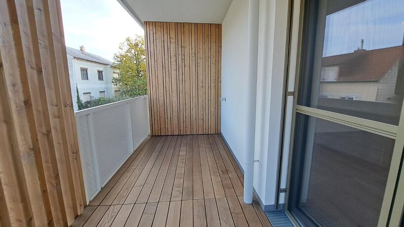 Wohnung Top 22 Balkon mit Holzboden