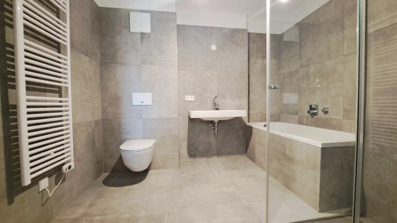 Wohnung Top 16 Badezimmer mit Badewanne und Dusche