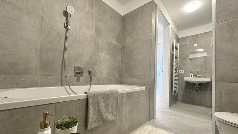 Wohnung Top 17 modernes Badezimmer mit Badewanne