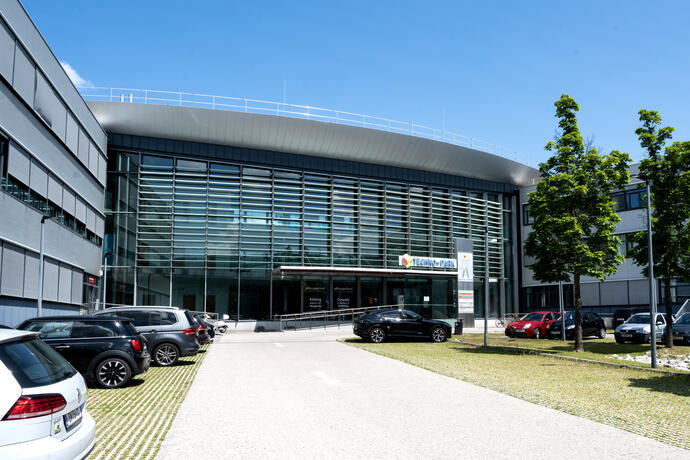 TPE Gebäudefoto vom Parkplatz
