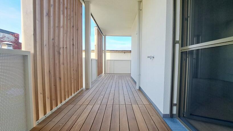 LFS Wohnung Top 16 Balkon mit Holzboden