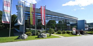 TZP Gebäude Aufnahme mit Fahnen