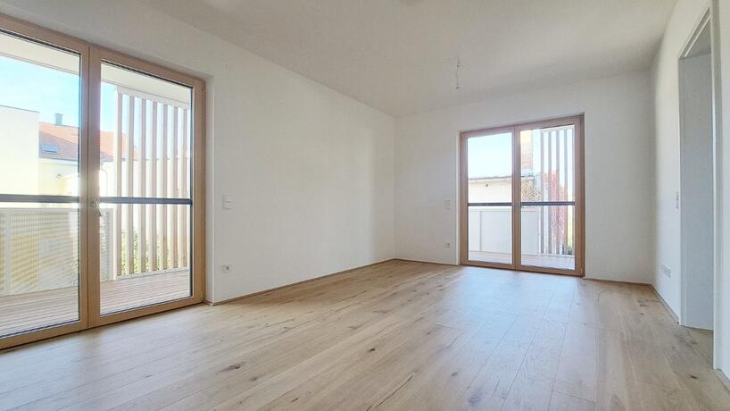 LFS Wohnung Top 16 Wohnbereich mit großen Doppelfenstern